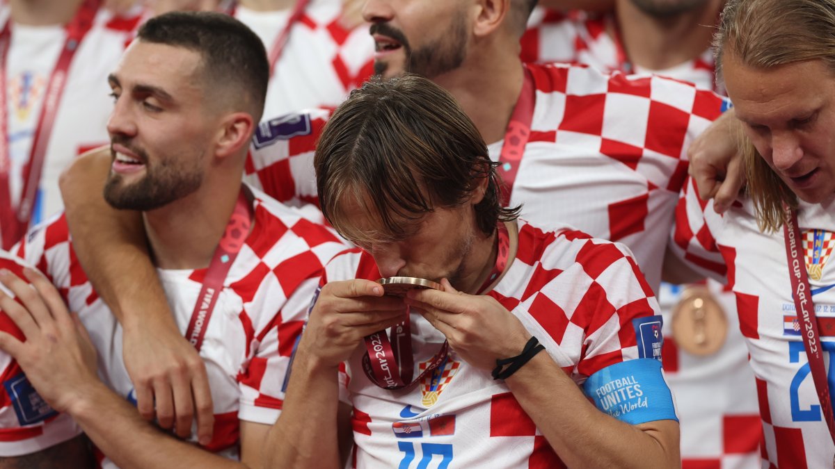 Luka Modric besa la medalla de bronce del Mundial conseguida el sábado tras vencer a Marruecos en el partido por el tercer puesto del Mundial.