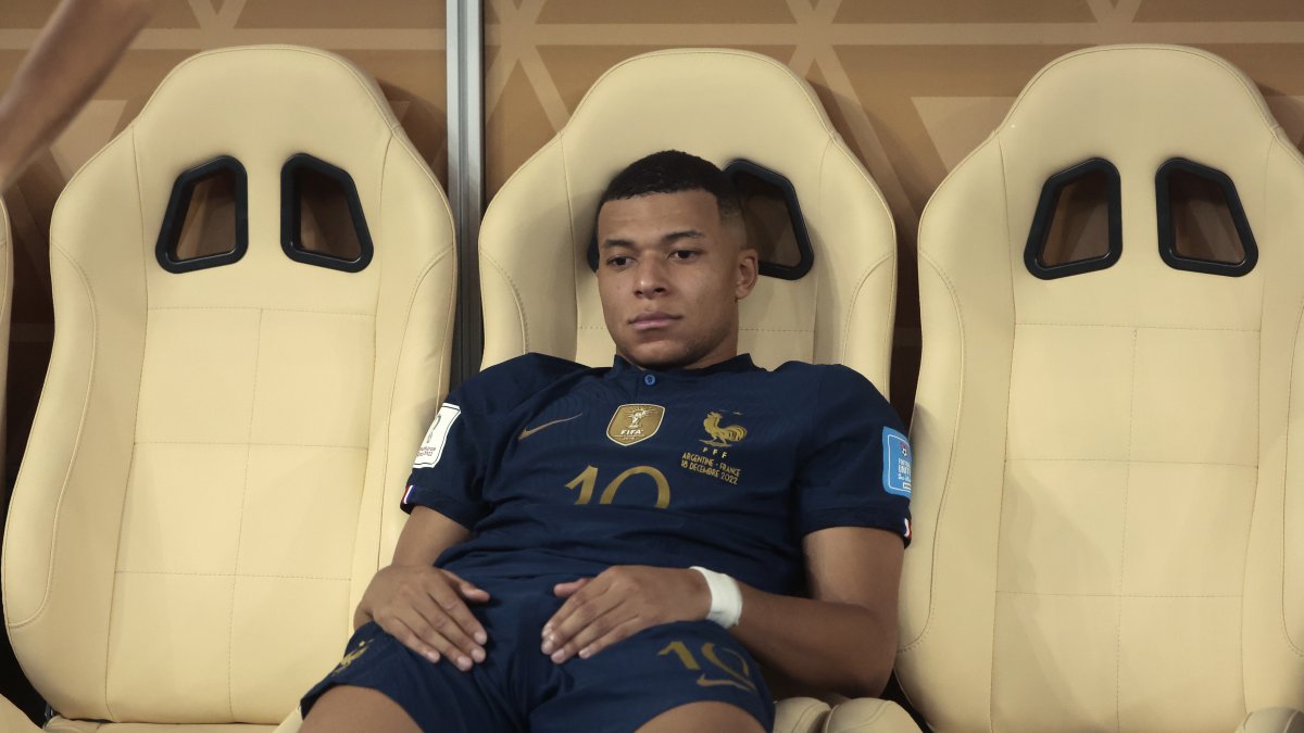 Kylian Mbappe, tras perder la final del Mundial de Fútbol Qatar 2022 entre Argentina y Francia en el estadio de Lusail (Qatar).