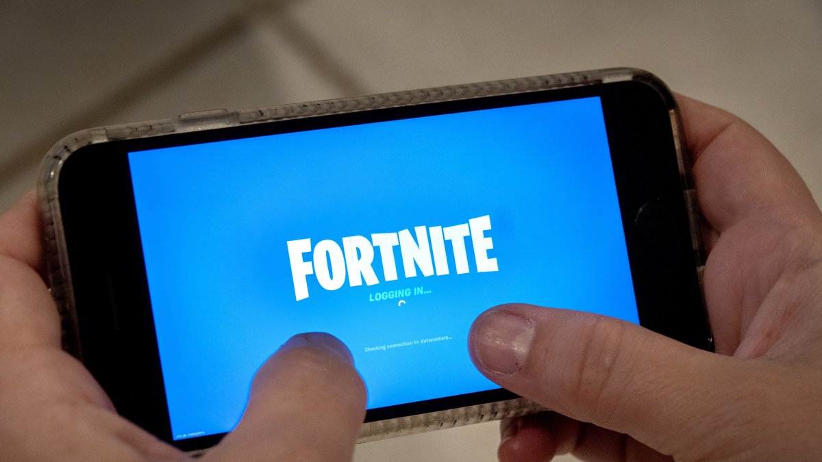 Imagen de archivo de una persona juega Fortnite en un iPhone en Miami, Florida, EE. UU.