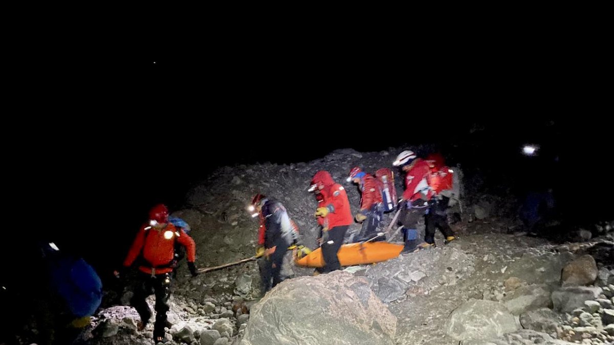 Se presume que los excursionistas murieron tras caer en una grieta del volcán.