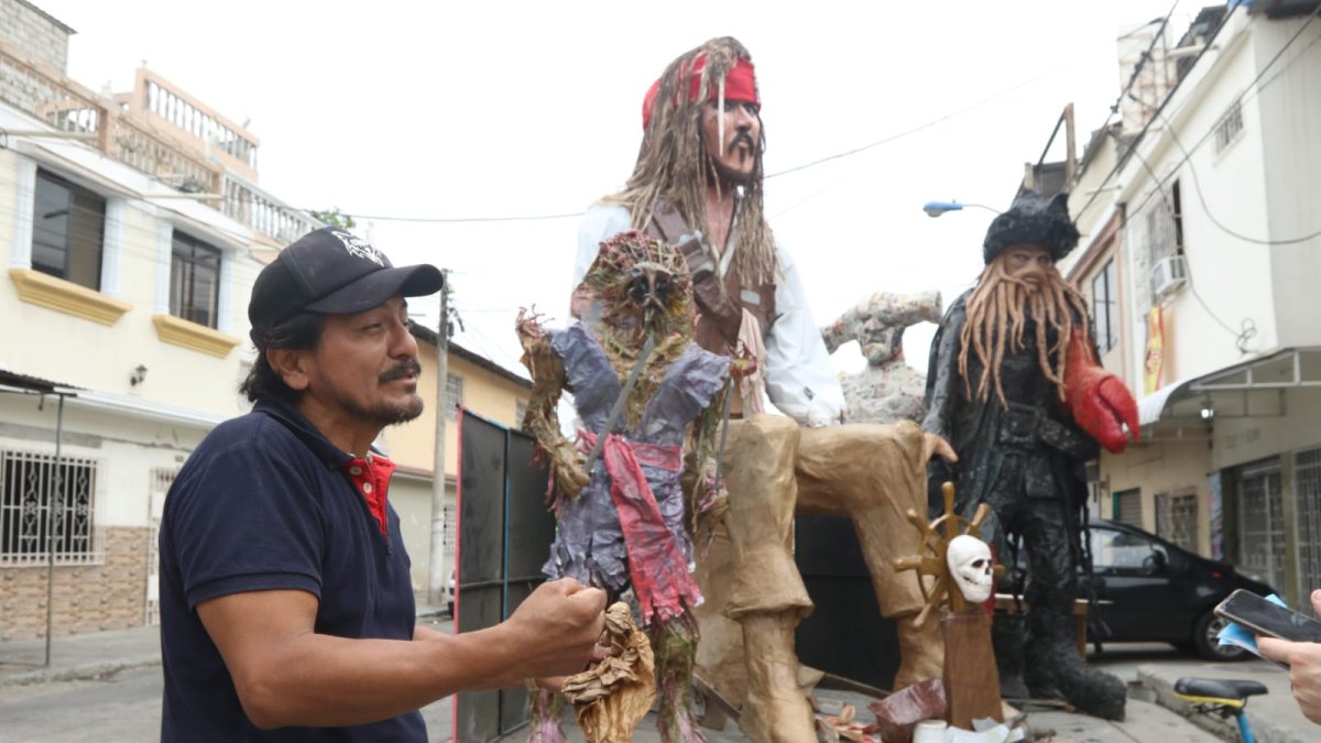 Los artesanos trabajan en algunos monigotes que todavía no están culminados