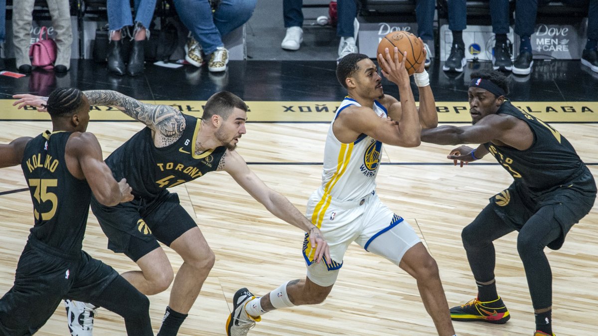 Jordan Poole, basquetbolista de los  Warriors, brilló al marcar 43 puntos en el triunfo frente a Toronto Raptors.