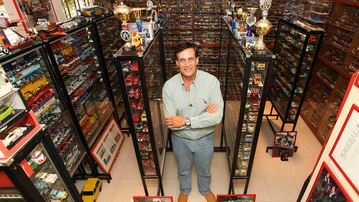 Goldvarg con los dos certificados de sus récords Guinnes y su colección.