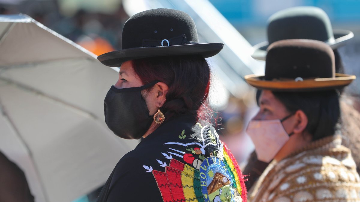 Labor.- Mujeres aimaras artesanas que trabajan en Bolivia.
