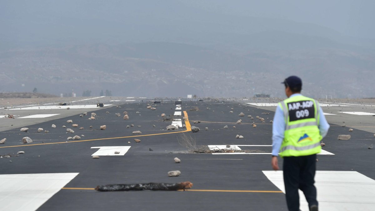 Fotografía de archivo que muestra los escombros y piedras que obstaculizan una pista de aterrizaje del aeropuerto Alfredo Rodríguez Ballón, durante una protesta, en la ciudad de Arequipa (Perú).