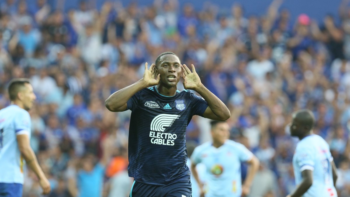 Cuco Angulo, nuevo refuerzo de eléctrico, durante una celebración frente a Macará.