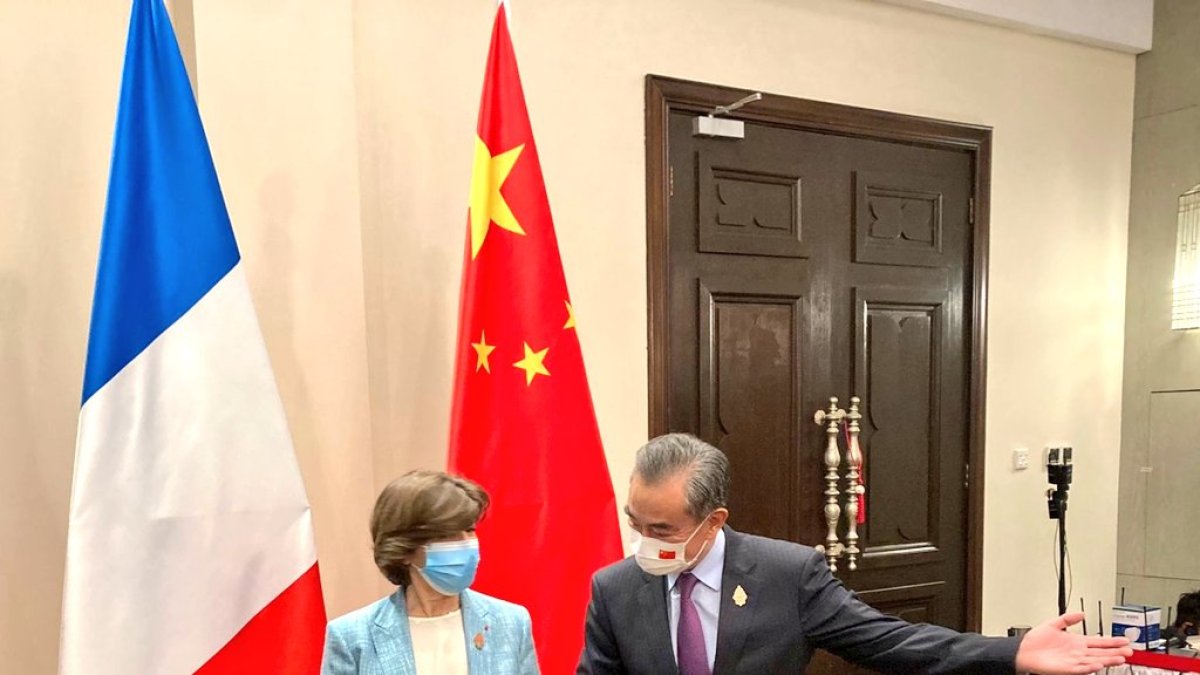 La ministra de Exteriores francesa, Catherine Colonna y su homólogo chino, Wang Yi.
