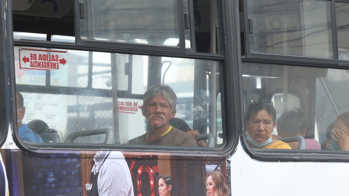 Las personas circulan en los buses sin mascarillas