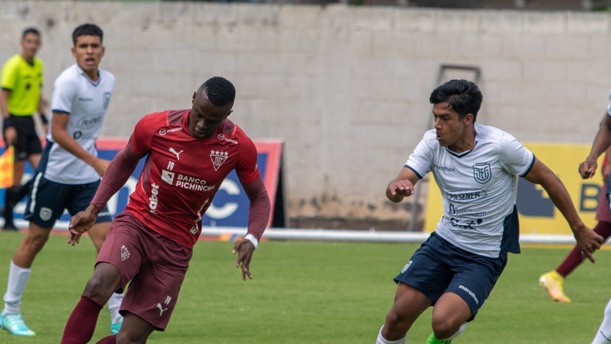 José Angulo anotó uno de los dos goles en el segundo encuentro comprobatorio.