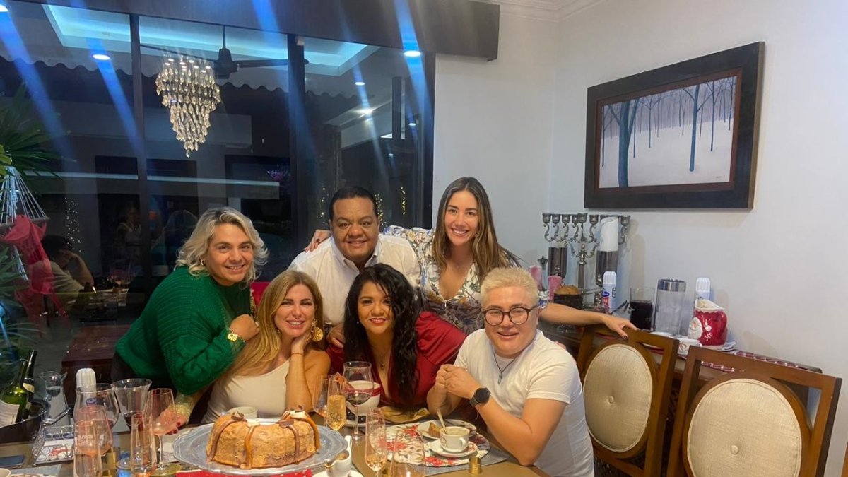 Mariela con Rómulo Castro, Marlon Acosta, Priscilla Tomalá, Mónica Buchelli y El Cuy.