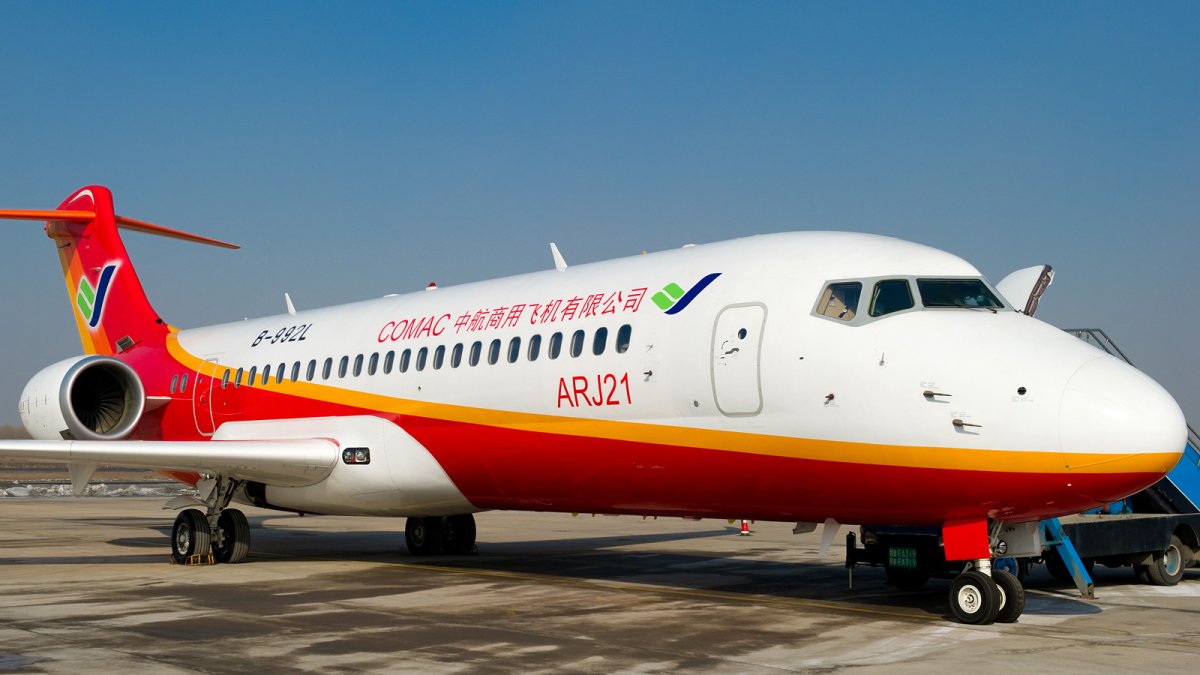 Transporte.- El avión ARJ21 elaborado por China.