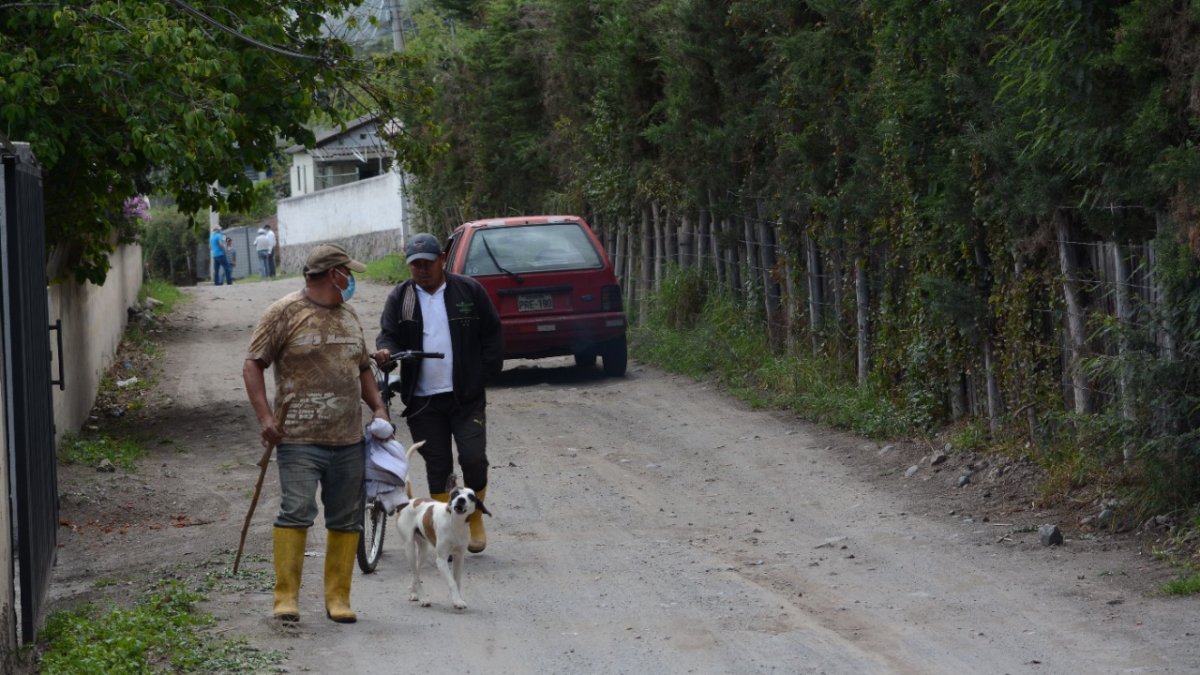 Esquivar. Los carros se dañan con frecuencia y los que usan bicicleta prefieren caminar.