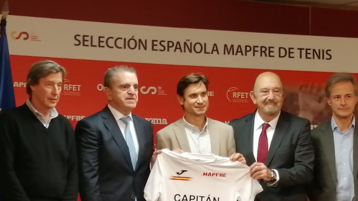 David Ferrer, junto a todas las autoridades del tenis de España.