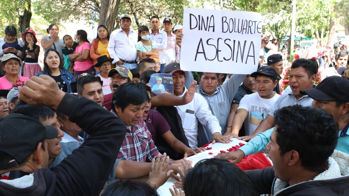 Familiares de los fallecidos en Perú por la crisis que vive el país se reúnen para honrar a sus seres queridos y pedir la renuncia de la actual presidenta, Dina Boluarte