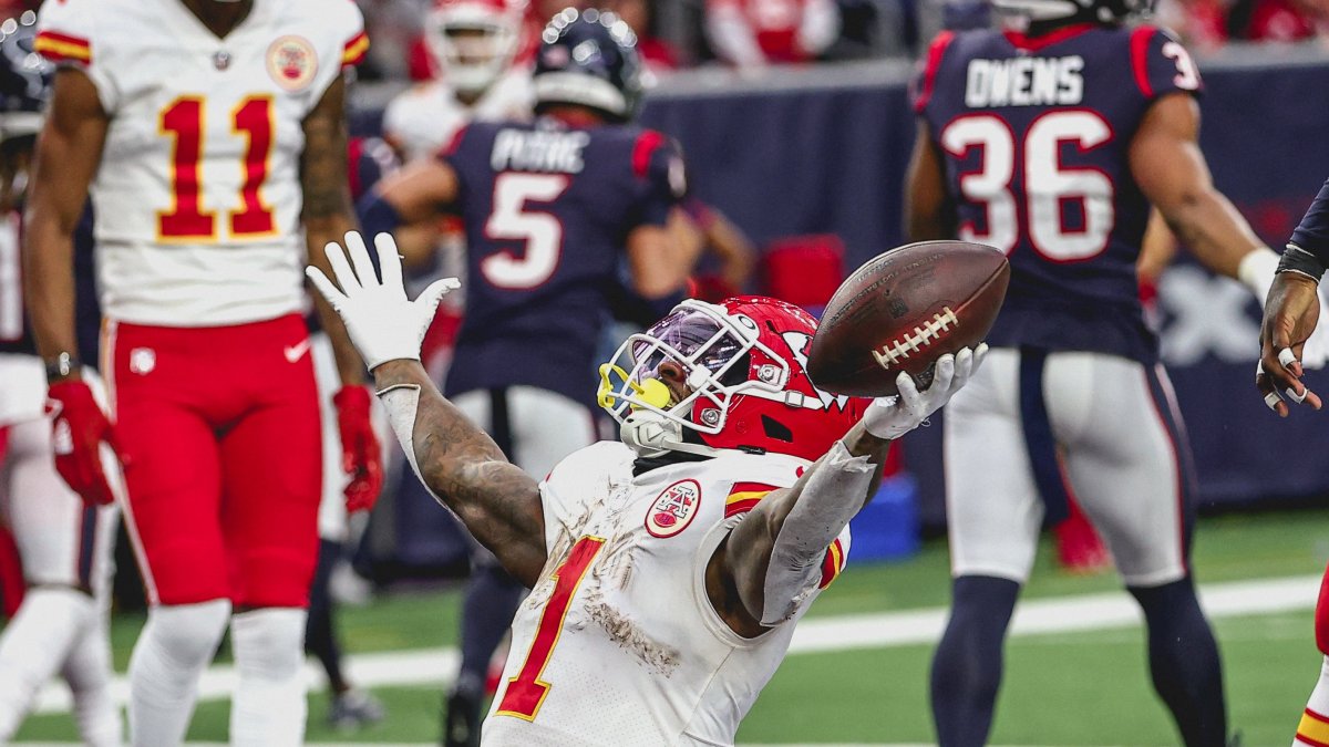 Chiefs celebran tras vencer 24-30 a los Texans de Houston el fin de semana.