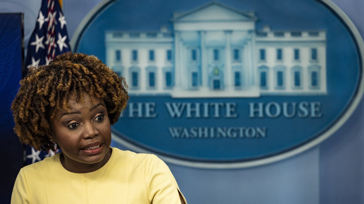 La secretaria de Prensa de la Casa Blanca, Karine Jean-Pierre, habla durante la rueda de prensa diaria en la Casa Blanca en Washington, el 19 de diciembre de 2022