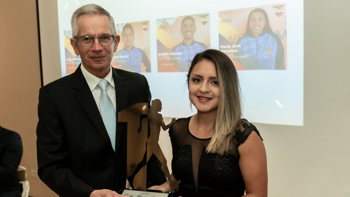 Glenda recibió de manos del vicepresidente del COE, Rubén Navia, el premio.