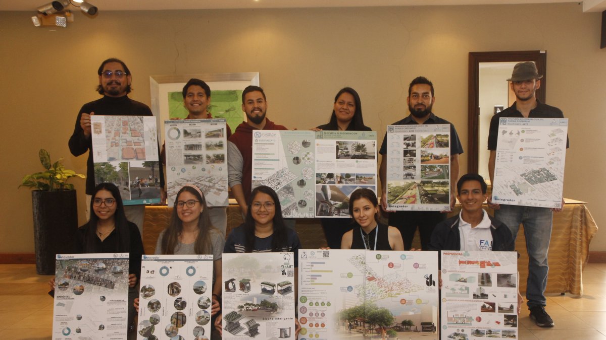 Trabajo. Los estudiantes de la Facultad de Arquitectura de la Universidad de Guayaquil participan con 12 proyectos.