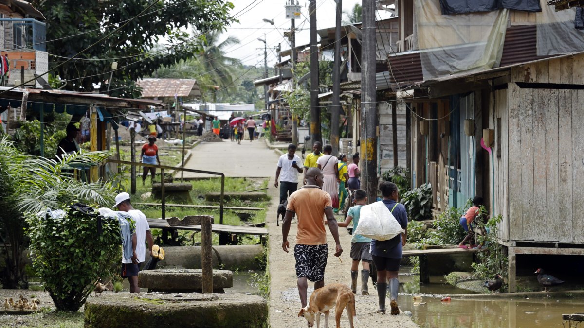 Vista general de una calle el 23 de noviembre de 2022 en la población de Pie de Pató, departamento del Chocó (Colombia). EFE/ 