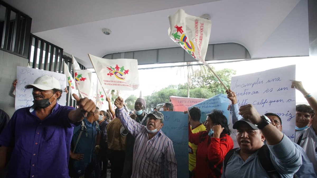 La tarde del 19 de diciembre de 2022, la CUT realizó un plantón en la Superintendencia de Bancos.