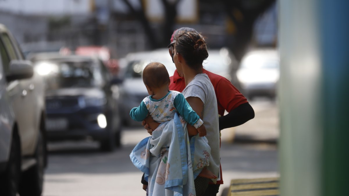 Migración. Ciudadanos venezolanos, en una calle de Guayaquil.