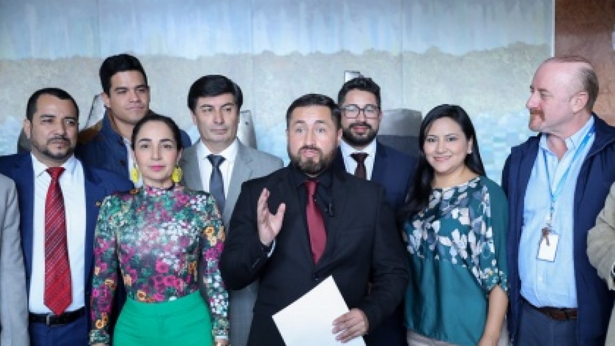 Propuesta. Los compañeros de bancada, junto al legislador Jorge Pinto.