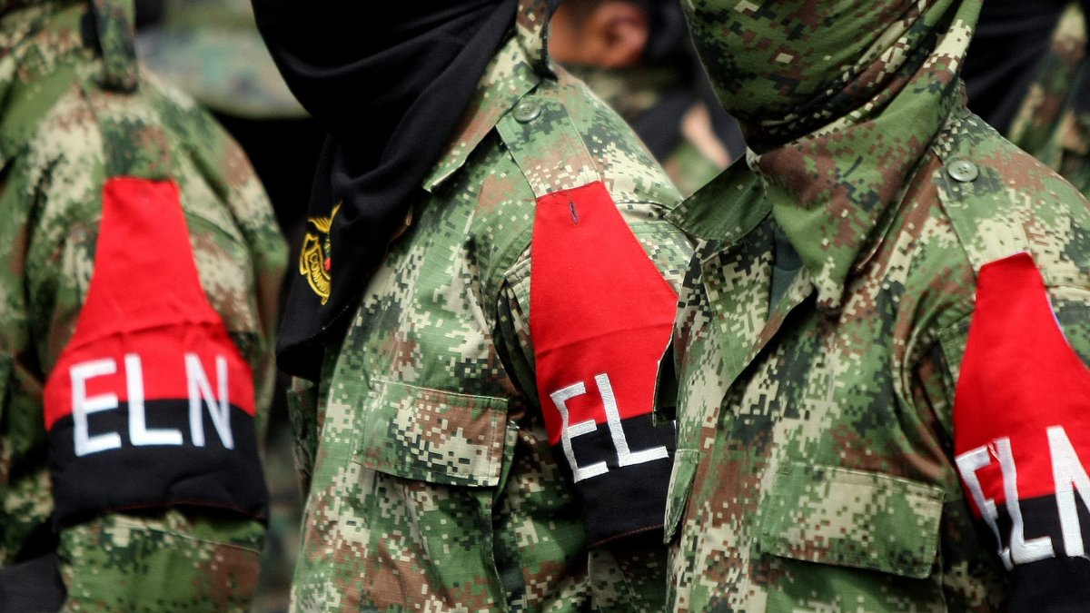 Vista de guerrilleros portando la insignia del Ejército de Liberación Nacional (ELN), en una fotografía de archivo. EFE/Christian Escobar Mora