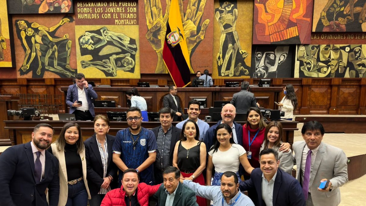 Registro. Legisladores que acudieron al pleno de la Asamblea registraron su presencia con una foto, tras no instalarse la sesión por la ausencia de sus colegas.