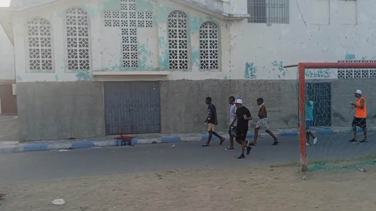 Esmeraldas. La sangre de Jhonny ‘pintó’ parte de la entrada de la iglesia. Agentes cumplen investigaciones.