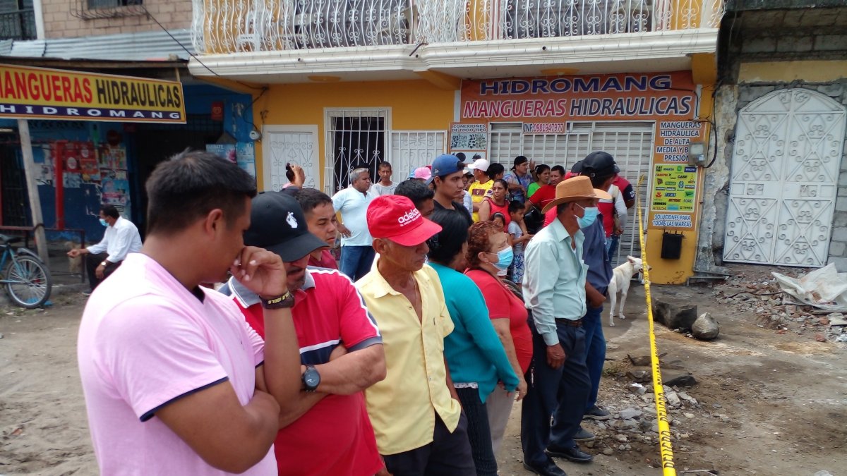 Palestina. Moradores observan el levantamiento de indicios.