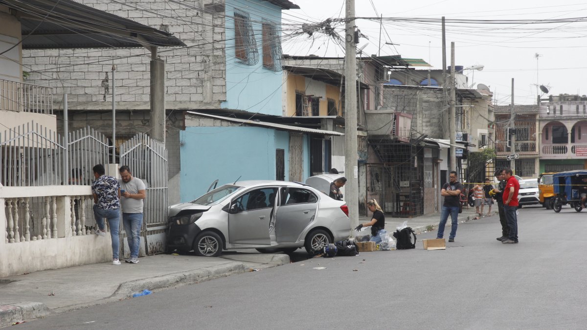 Guayaquil. El automóvil, tras el impacto de la mañana de ayer.