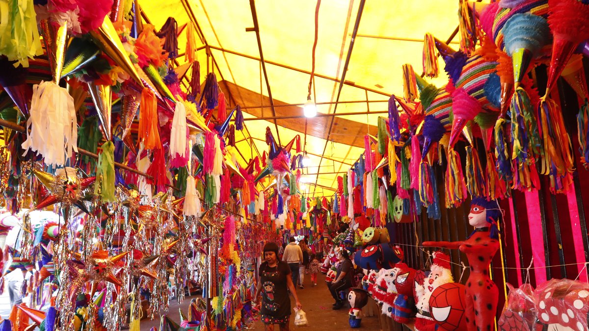 Pistas. Las piñatas han ganado espacios en el mercado de Jamaica, conocido por su enorme oferta de flores.