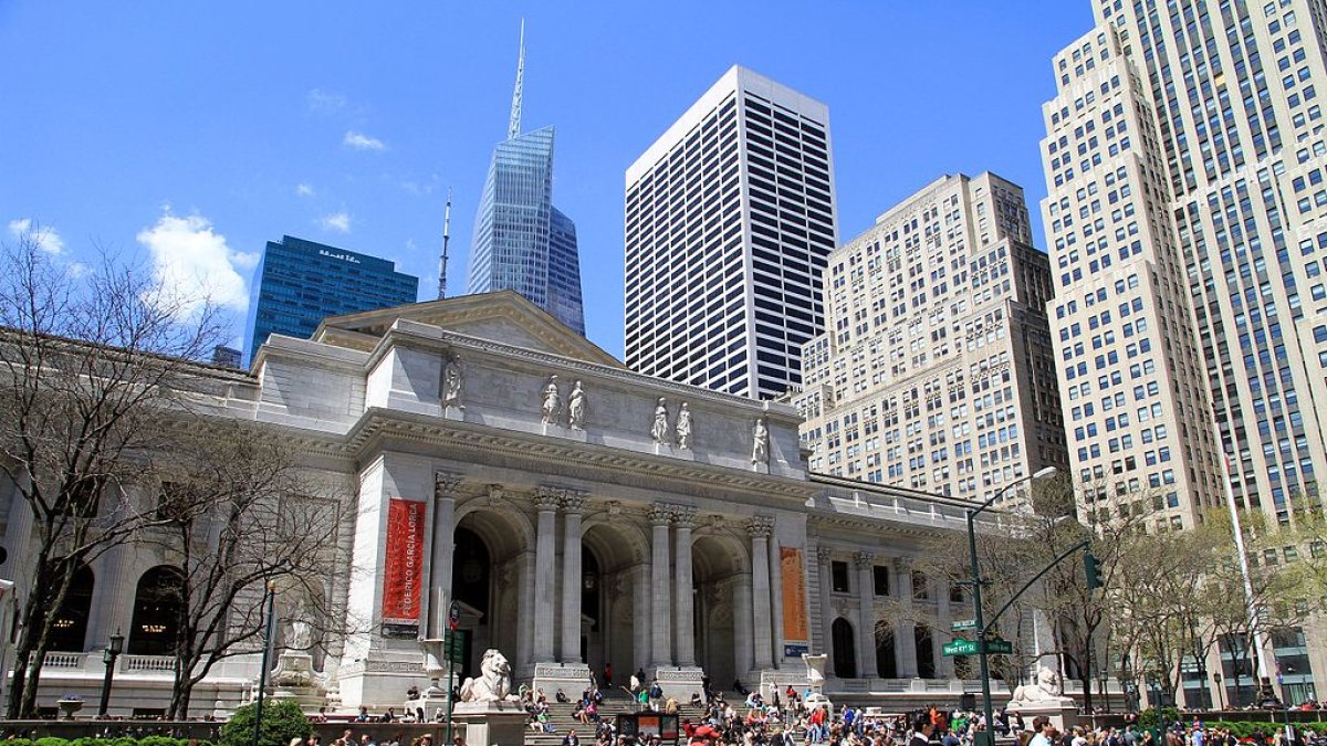 Nueva York. El área de ingreso a la Biblioteca Pública en la Gran Manzana.