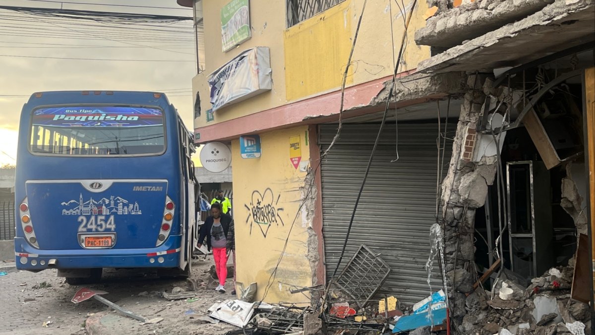 Efectivos de la AMT indicaron que se trató del estrellamiento del vehículo contra la vereda y varias viviendas.