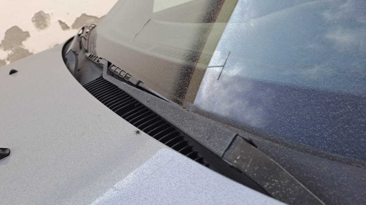 Leve capa de ceniza en una vehículo del sur de Quito.