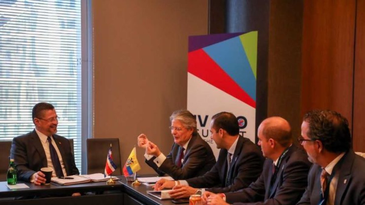 Autoridades de ambos países, durante una de las rondas de negociación celebradas. 