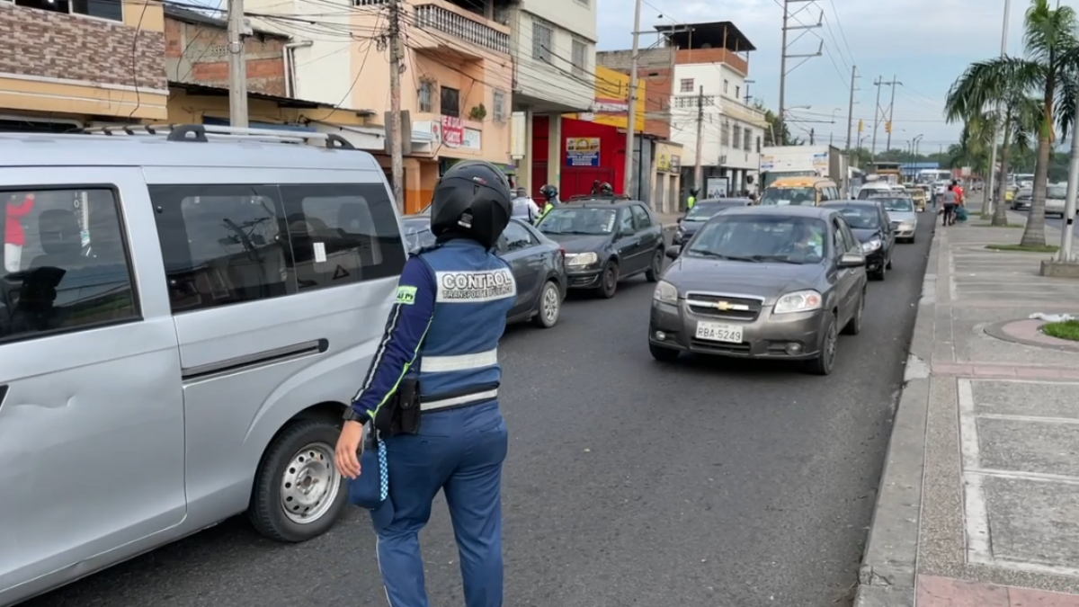 Acción. Un agente de tránsito dirigiendo el tránsito.