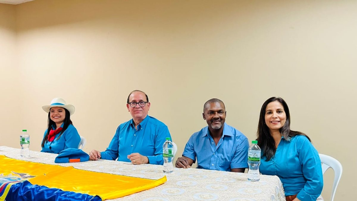 El pasado 17 de diciembre un grupo de candidatos participaron en un conversatorio en Manabí llevando camisetas con colores similiares a los de Revolución Ciudadana.