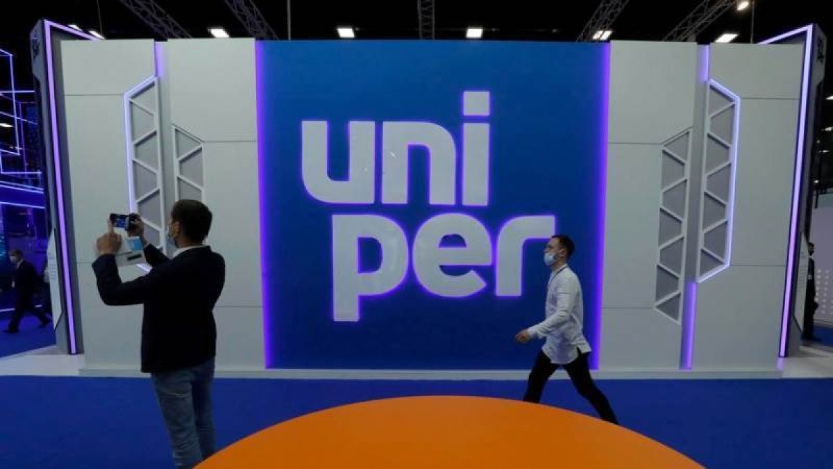 Compañía.- Personas caminan al pie de la planta de Uniper.