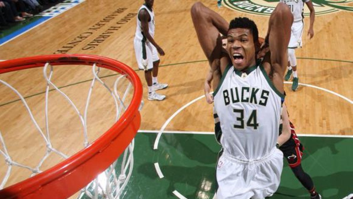Giannis Antetokounmpo, aunque tuvo un buen accionar, su equipo, los Bucks, no aprovecharon y perdieron.