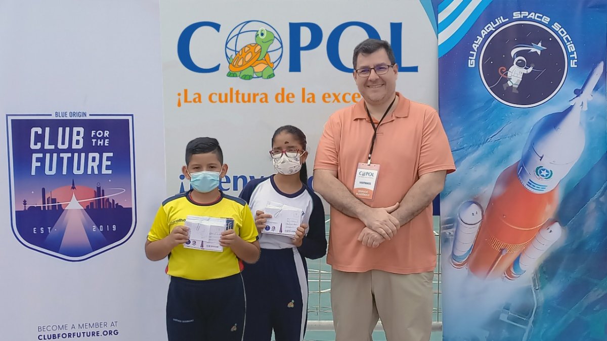 Doménica Párraga y Santiago Rodríguez fueron los estudiantes encargados de entregar los mensajes.