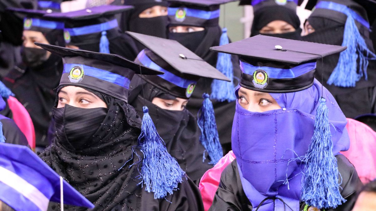 Jóvenes afganas asisten a una ceremonia de graduación en la Universidad Benawa en Kandahar, en Afganistán, el 17 de marzo de 2022.