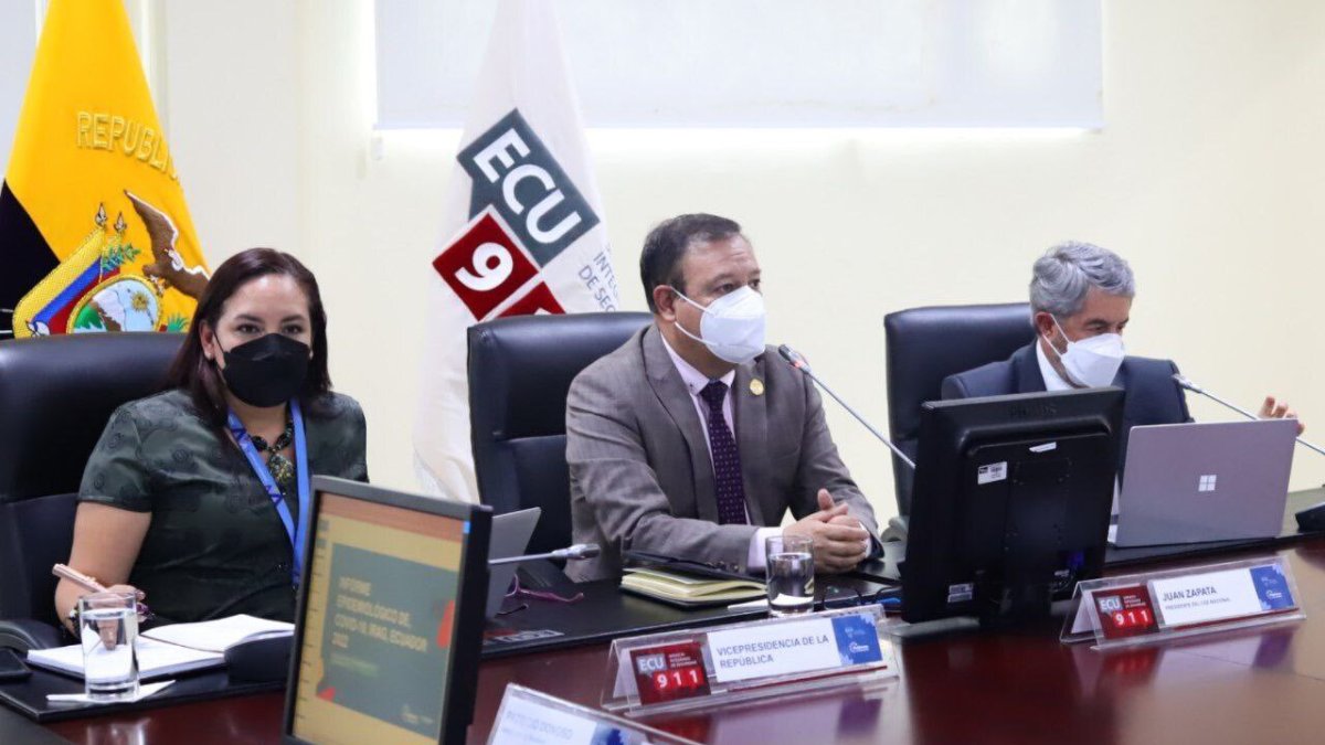 El ministro del Interior, Juan Zapata (c), preside el Comité de Operaciones de Emergencia Nacional