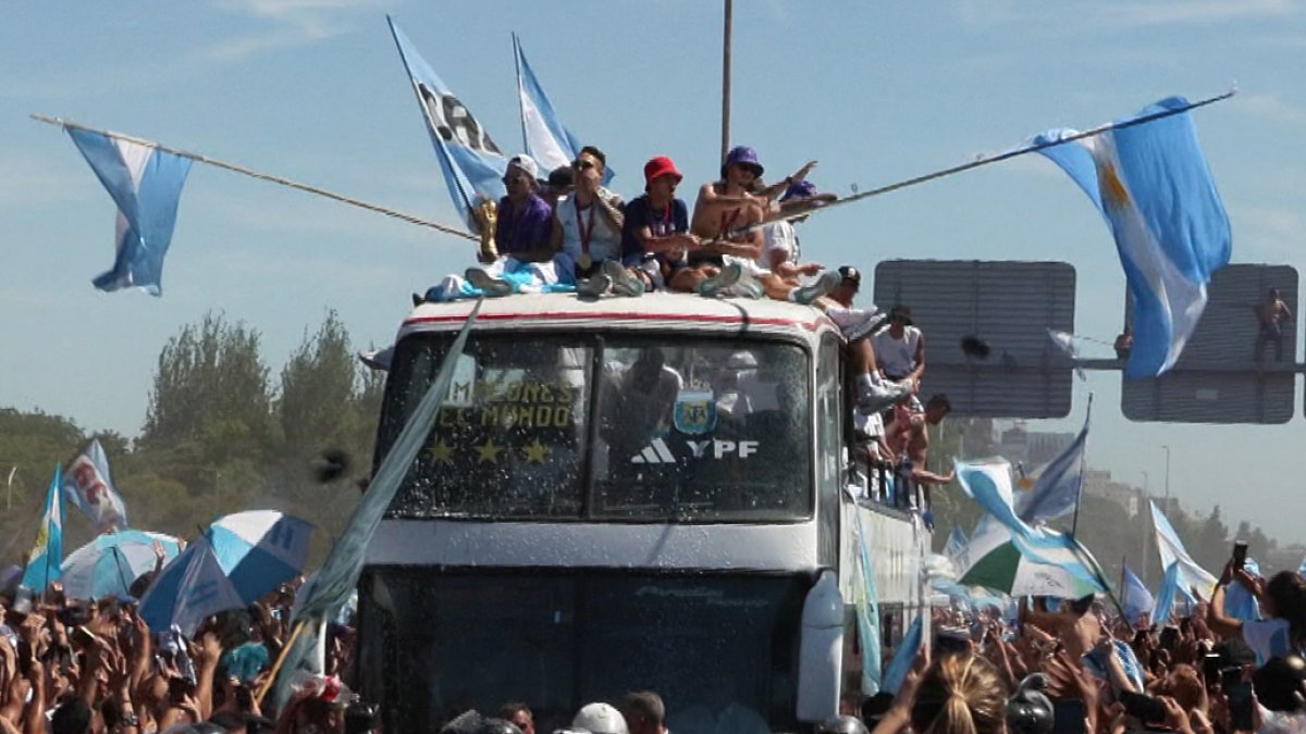 Los jugadores sintieron en cariño de los hinchas durante la caravana del triunfo.