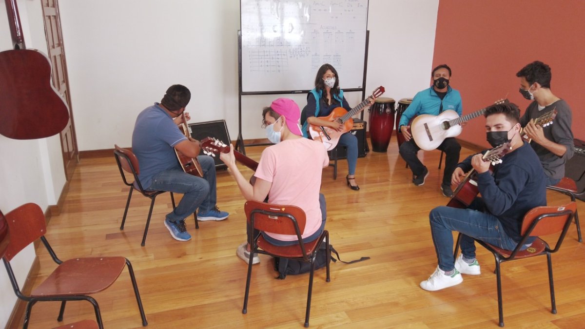 Departir. En una de sus clases, los chicos se distraen haciendo música.
