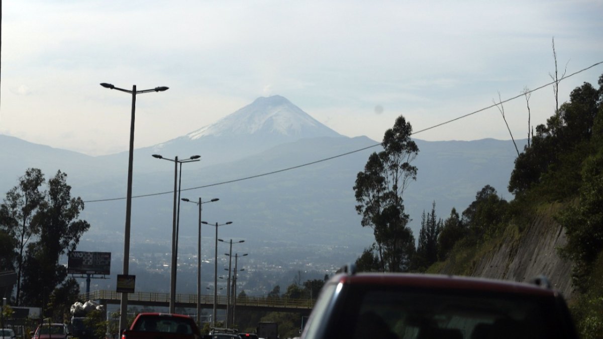 Esquivo. Desde el límite con el cantón Mejía se divisa al imponente Cotopaxi, que lucía tranquilo, tras despertar a un sector considerable del sur de Pichincha.