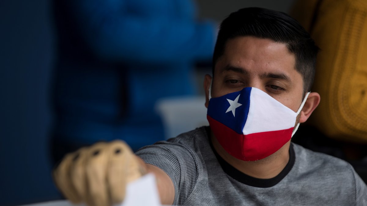 Un hombre ejerce su voto en Santiago, en una fotografía de archivo. EFE/ Alberto Valdés