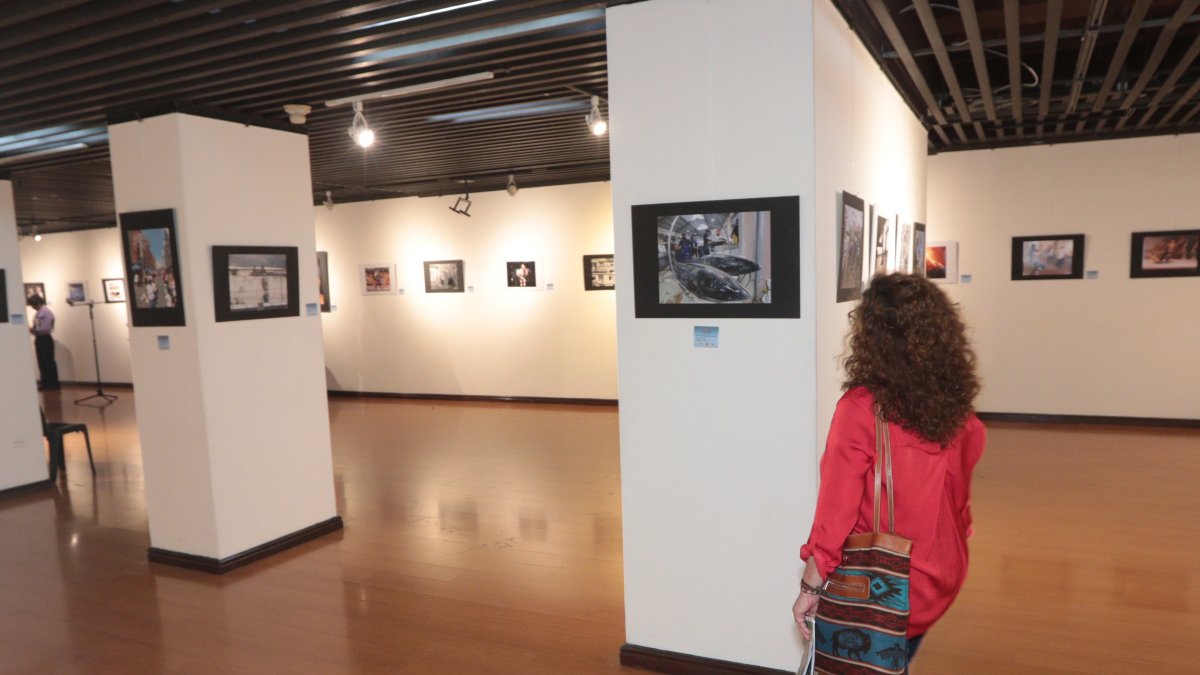 Referencia. Personas asisten a una exposición de fotografía en la Casa de la Cultura.