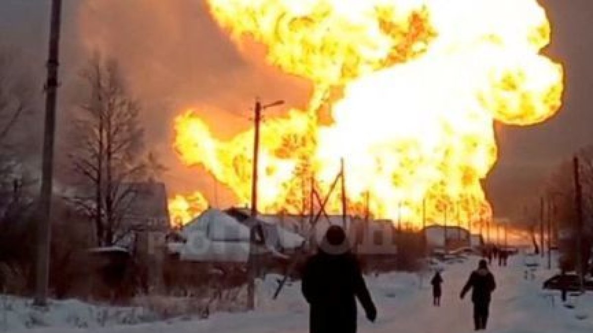 Los bomberos lograron controlas las llamas que se elevaron por varios metros