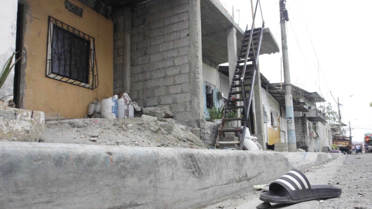 Guayaquil. Una zapatilla, que pertenecería al joven, quedó en el sitio.